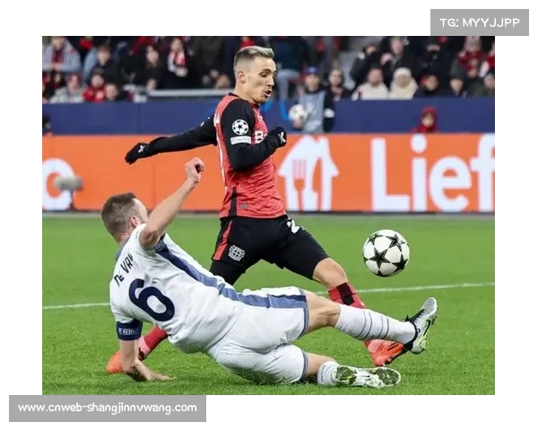 第52分钟,勒沃库森爱德蒙·费萨尔·塔普索巴头球破门锁定胜局 第52分钟,勒沃库森爱德蒙·费萨尔·塔普索巴头球破门锁定胜局